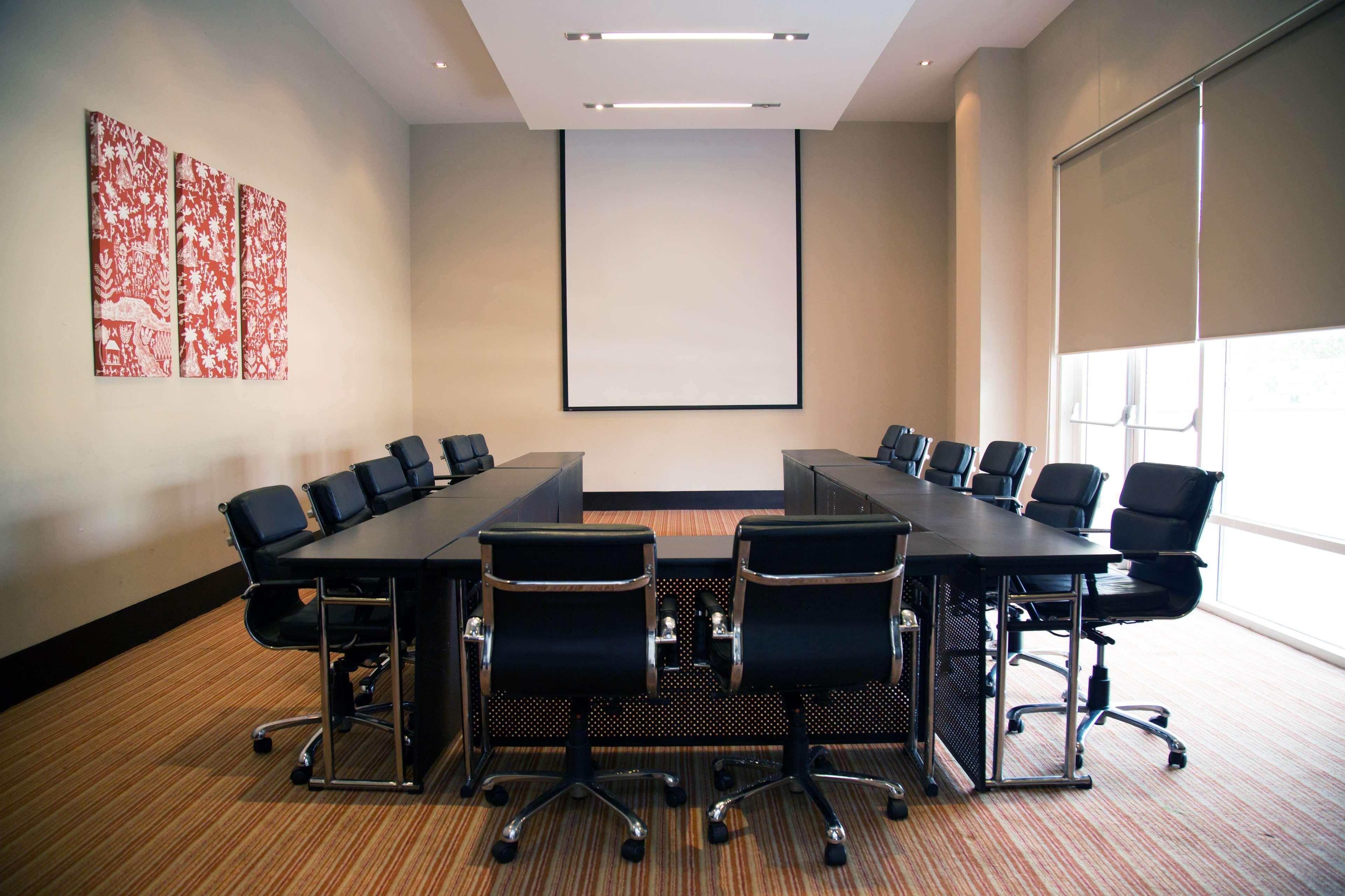 حياة بلايس جورجاون أوديوج فيهار غورغاون المظهر الخارجي الصورة A meeting room