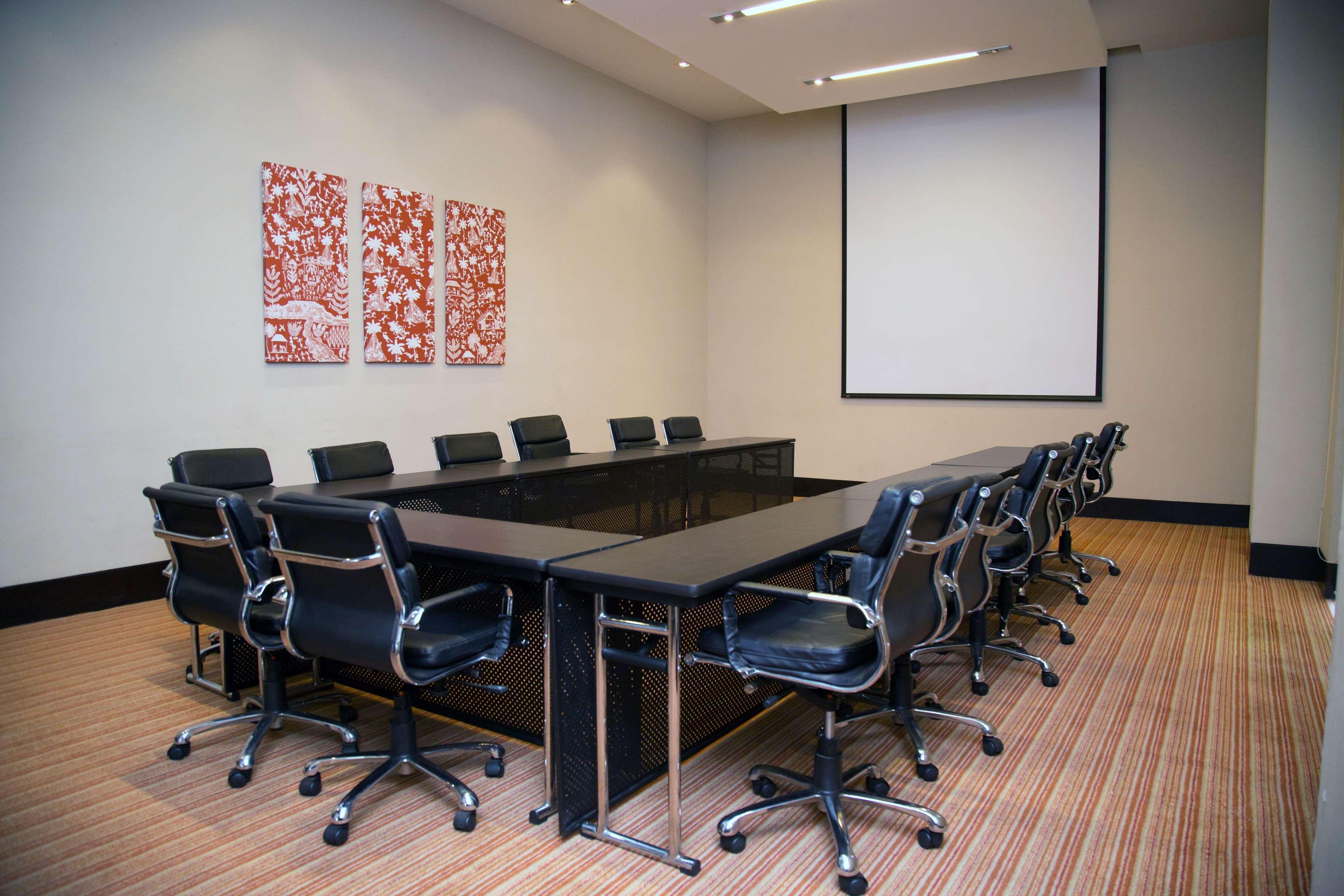 حياة بلايس جورجاون أوديوج فيهار غورغاون المظهر الخارجي الصورة A projection screen in a meeting room