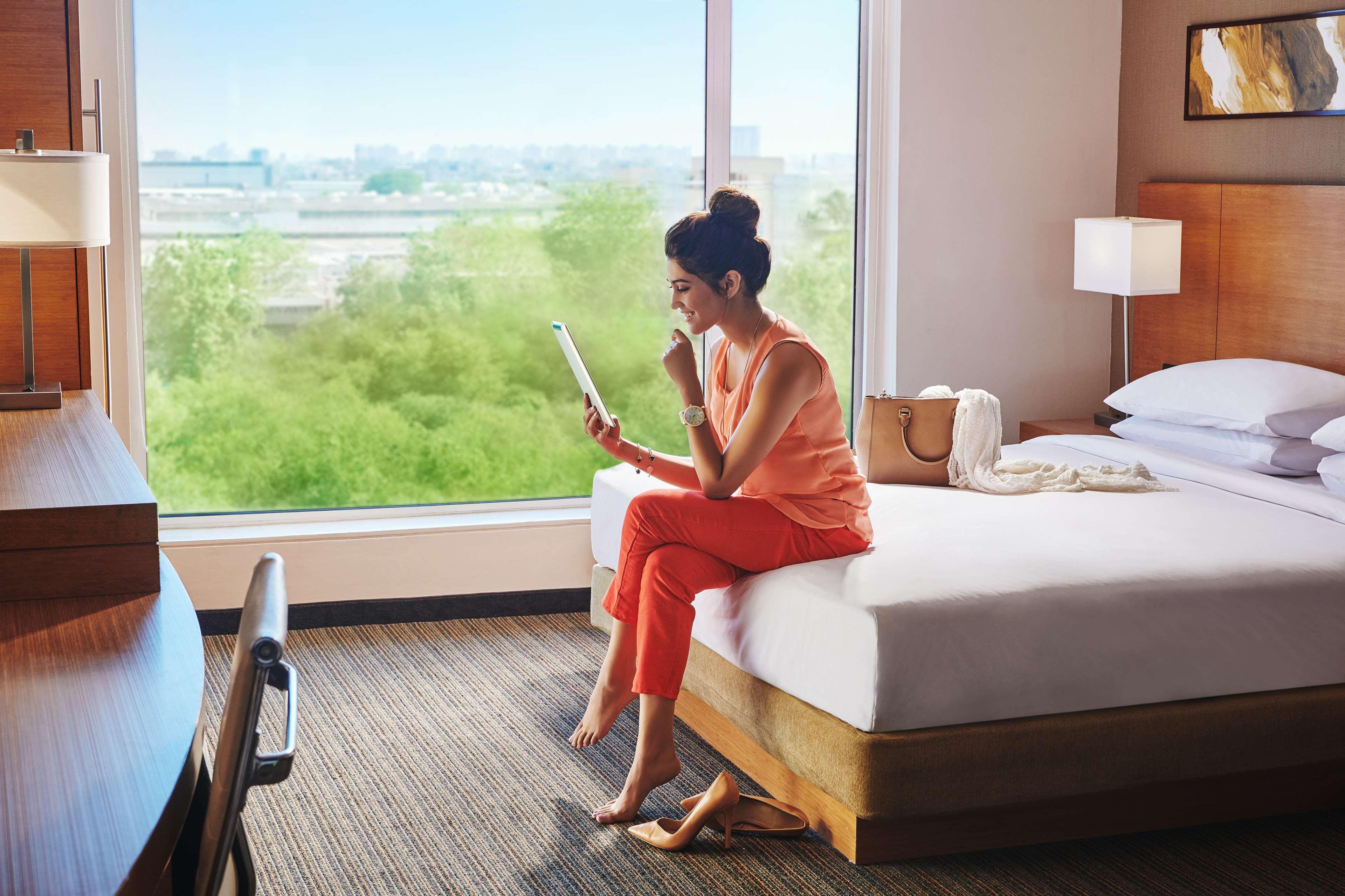 حياة بلايس جورجاون أوديوج فيهار غورغاون المظهر الخارجي الصورة A guest in a guest room at the Hilton Garden Inn