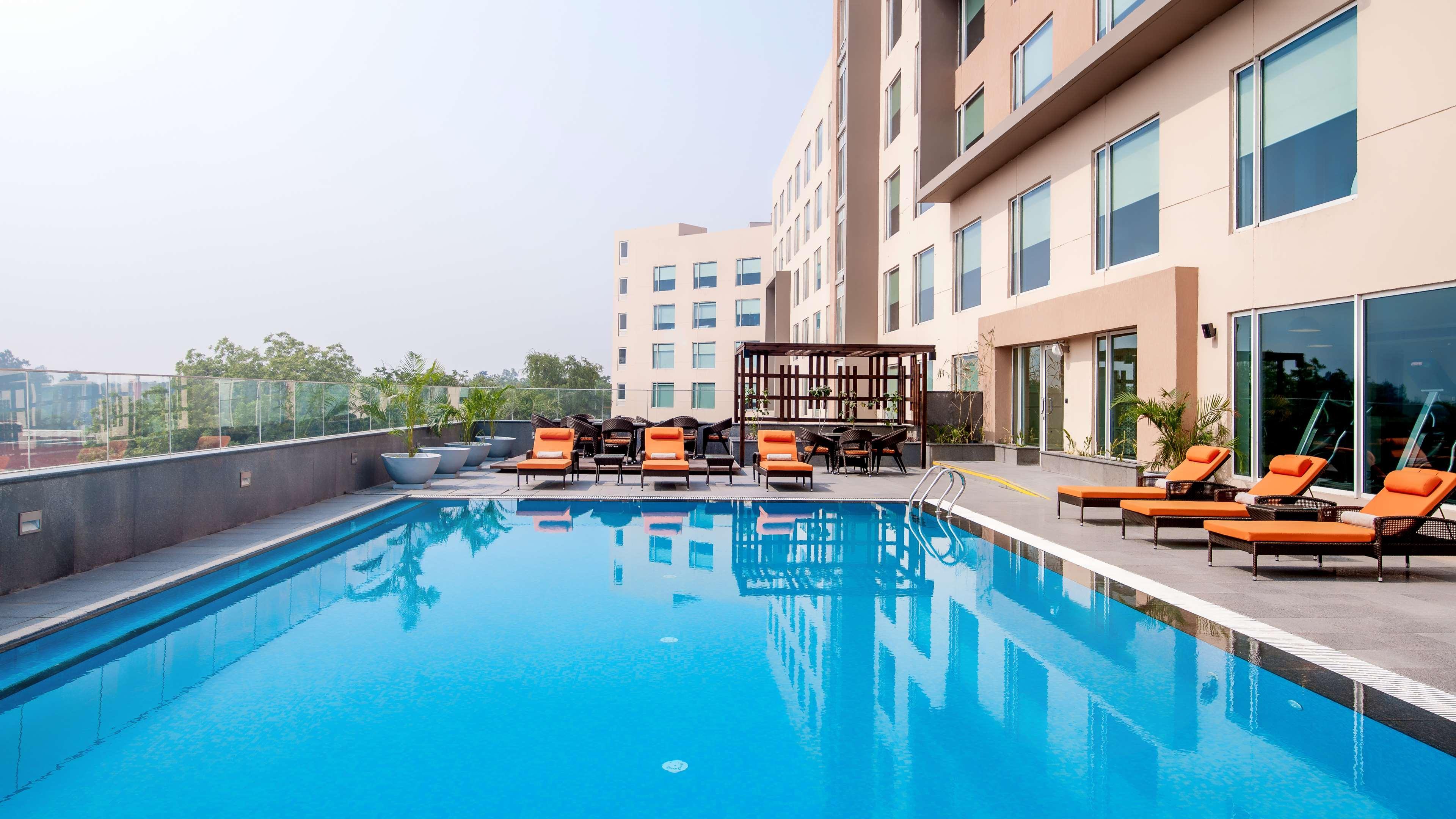 حياة بلايس جورجاون أوديوج فيهار غورغاون المظهر الخارجي الصورة Pool at the hotel