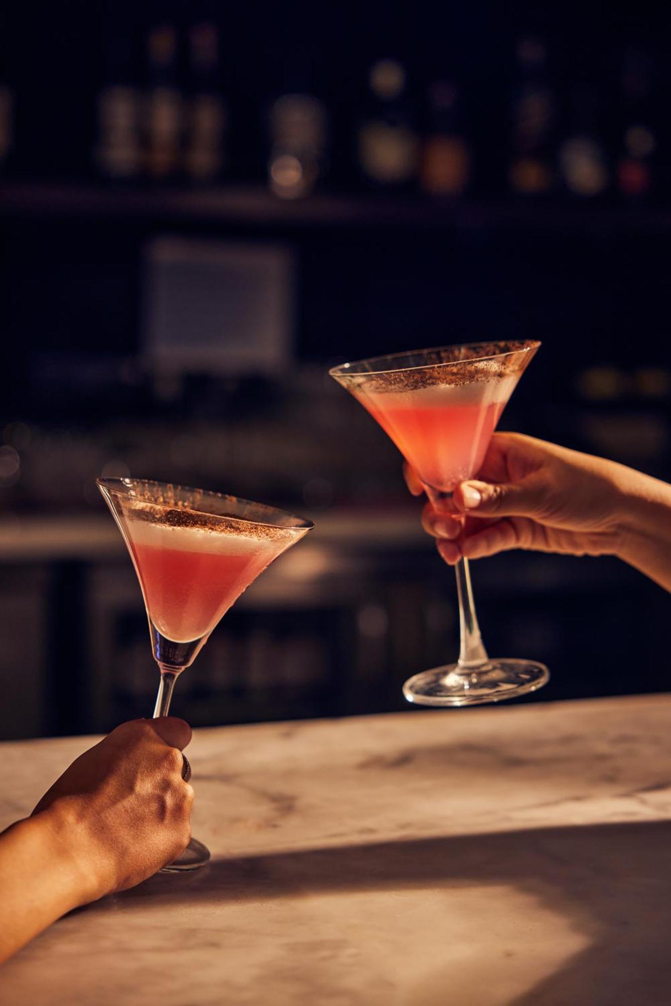 حياة بلايس جورجاون أوديوج فيهار غورغاون المظهر الخارجي الصورة A hand holding a martini glass